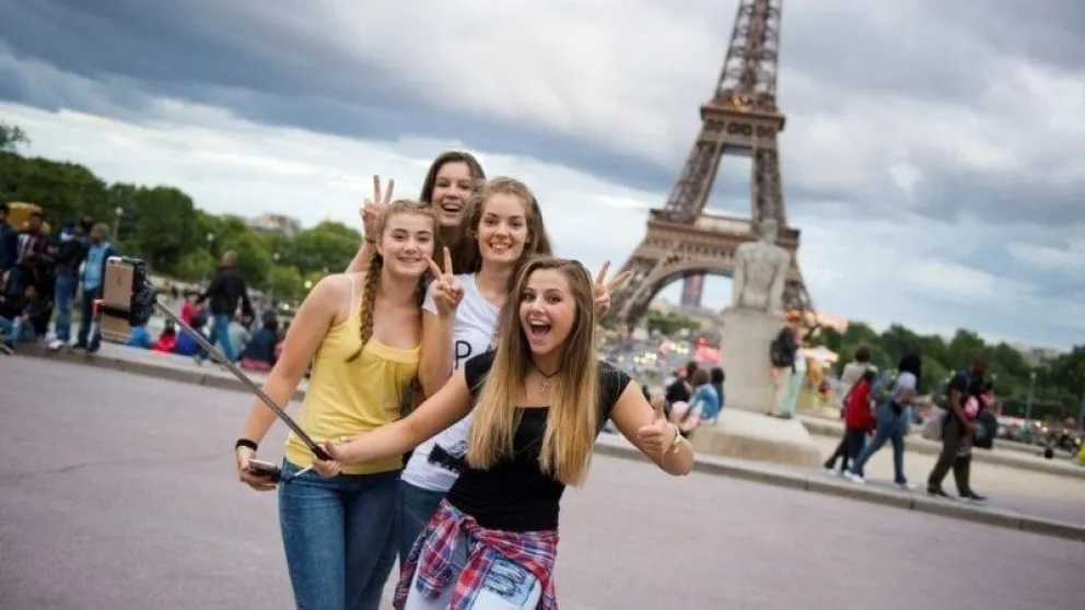 Francia: levantan toque de queda y la obligación del uso de barbijo al aire libre