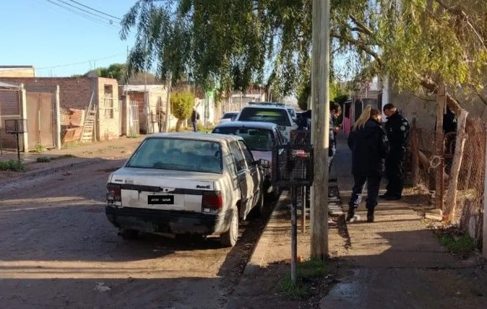 Tras escenas del Viejo Oeste, secuestraron armas de policías en casas del Lavalle