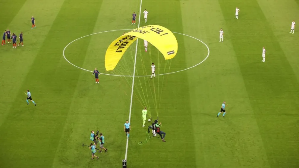 Activista de Greenpeace perdió el control de su paracaídas y cayó en una cancha