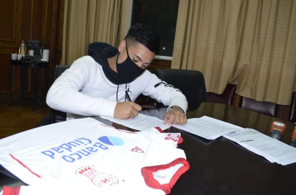 El viedmense Agustín Curruhinca renovó su vínculo con Huracán