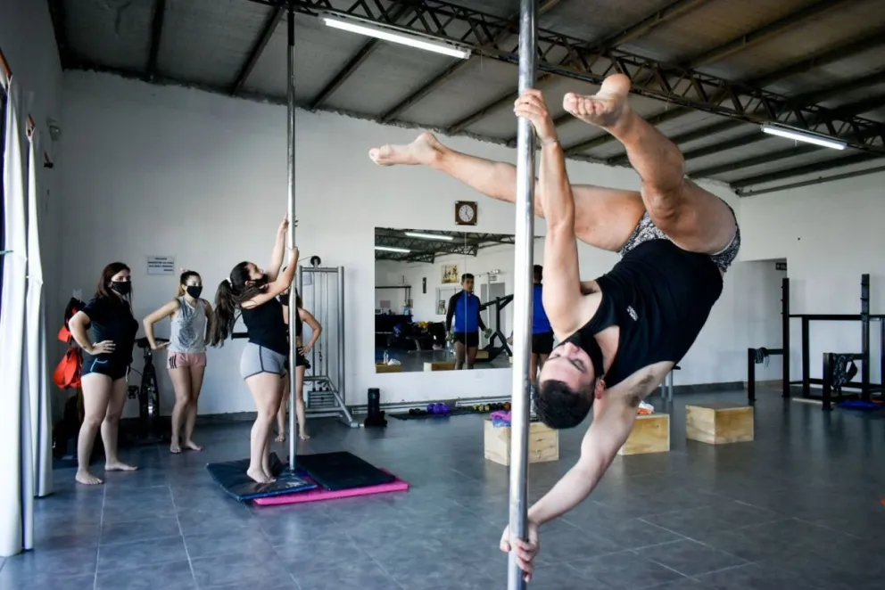 El baile del caño, una disciplina que se impone en Viedma
