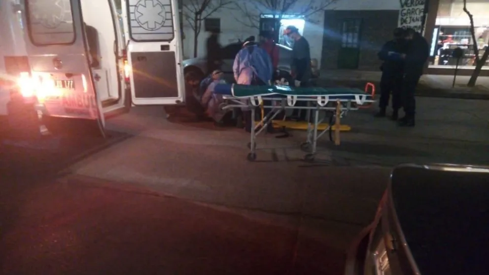 A un motociclista se le cruzó una mujer que fue a parar al hospital Zatti