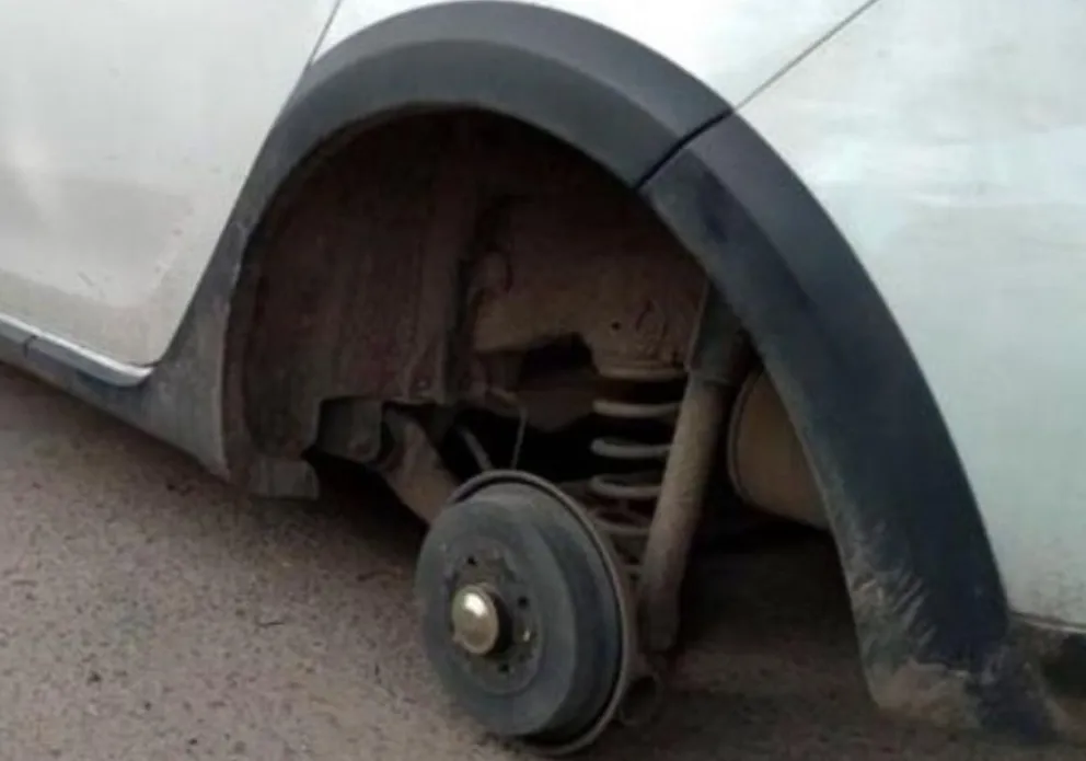 Desguazaron a un auto en el IPPV, en plena vía pública