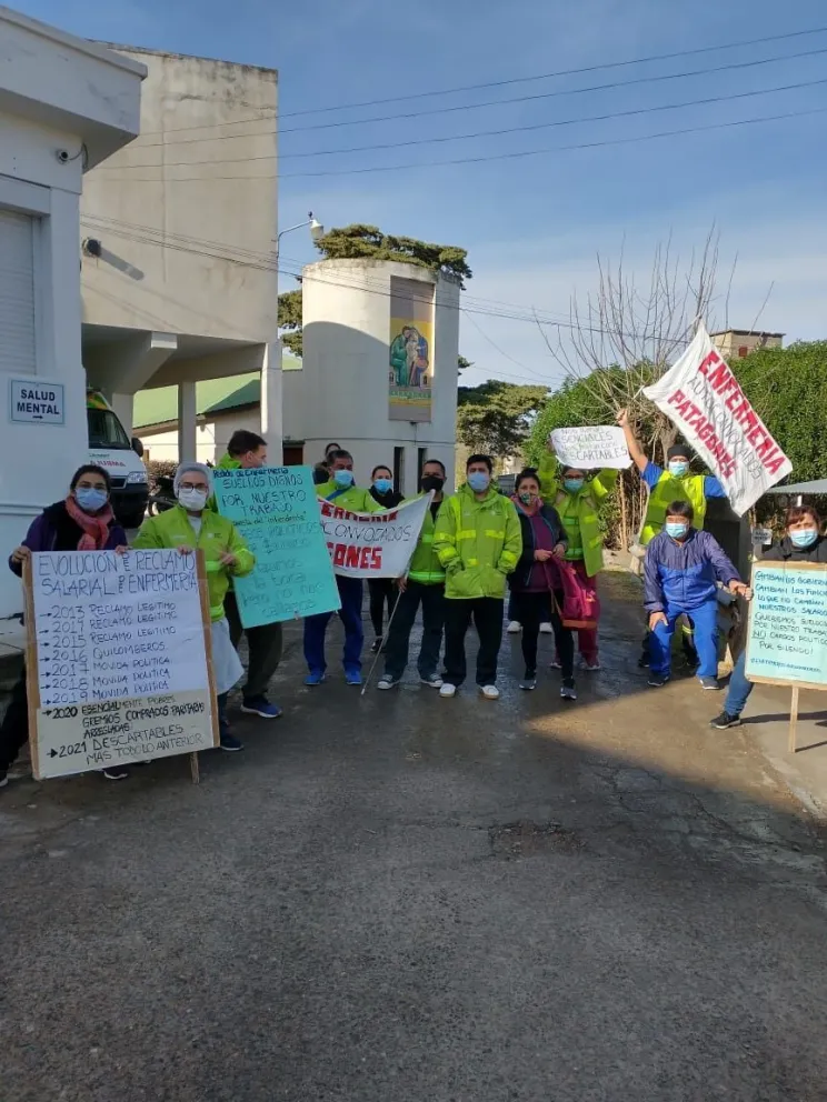 Sigue la migración de enfermeros y el reclamo salarial de los trabajadores