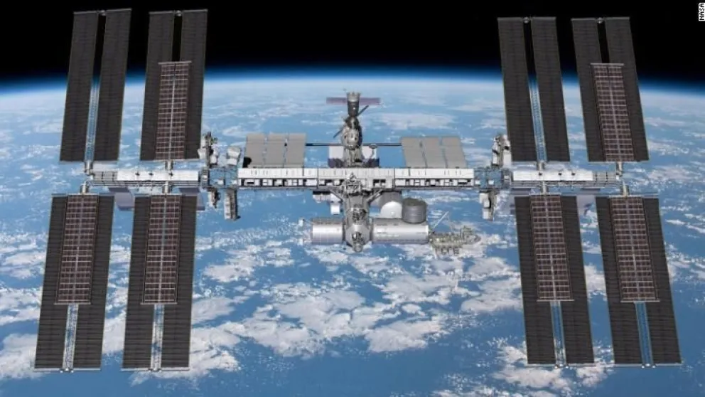 La NASA cambia paneles solares de la Estación Espacial Internacional