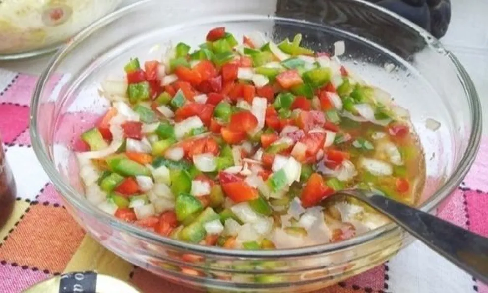El secreto para preparar la mejor salsa criolla y cuánto dura en la heladera