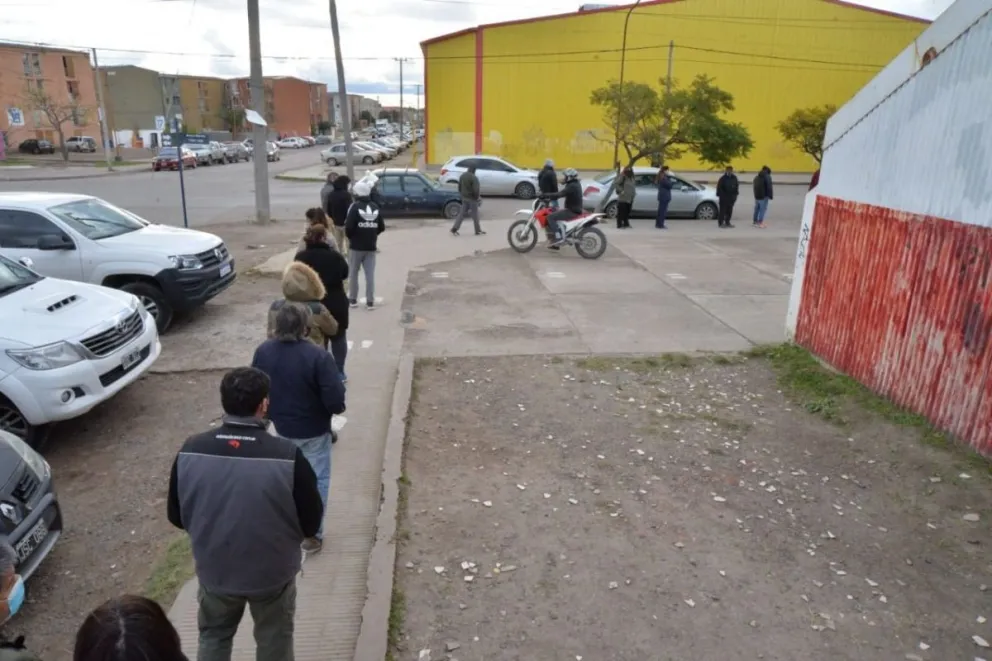 Desde las 12, se vacunan mayores de 40 sin factores de riesgo y sin turno