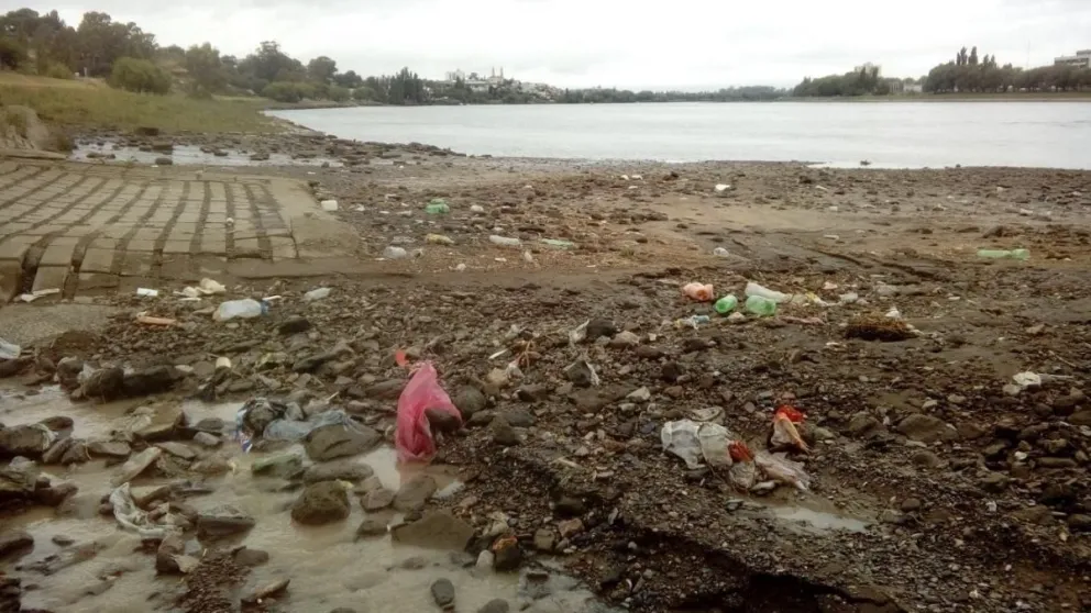 Colocarían canastos contenedores en desagues pluviales que van al río Negro