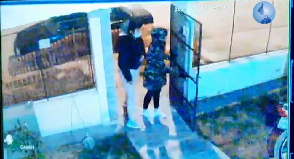 Video: los encerraron con llave y se llevaron una moto