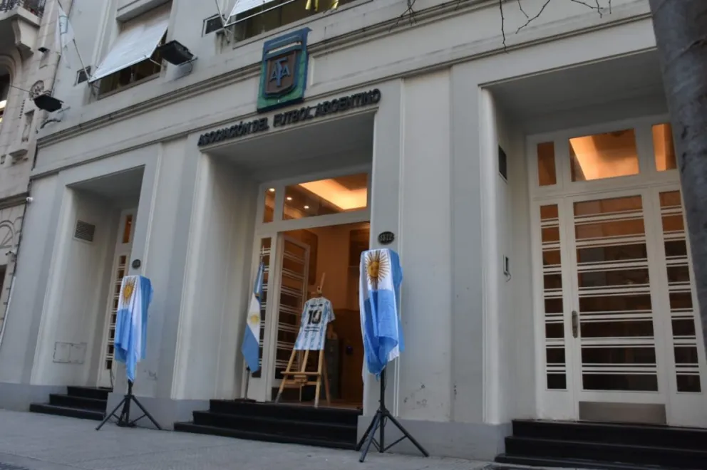 Homenaje a Maradona en el edificio de la calle Viamonte