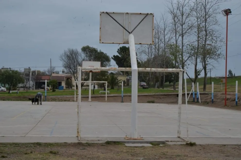 Susto en plaza Pereyra cuando cayó un arco sobre la cabeza de un niño