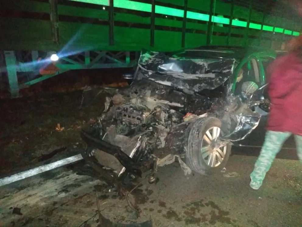 Violento choque entre dos camiones y un auto: un rodado era de la Policía