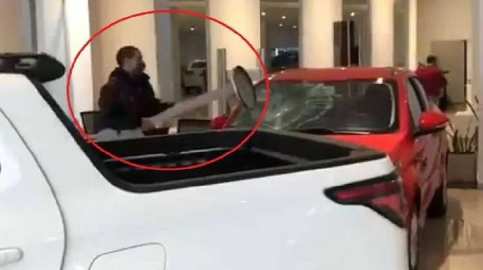 “¡Estafadores!” gritó,  y destrozó un auto 0 Km en una concesionaria