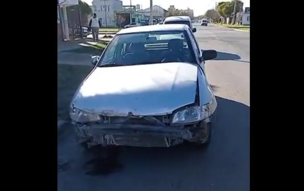 Quisieron llegar más rápido a sus casas y terminaron con sus autos destruidos