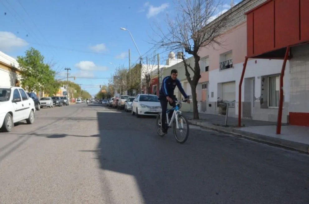 A punta de pistola y en plena luz del día se robaron un automóvil