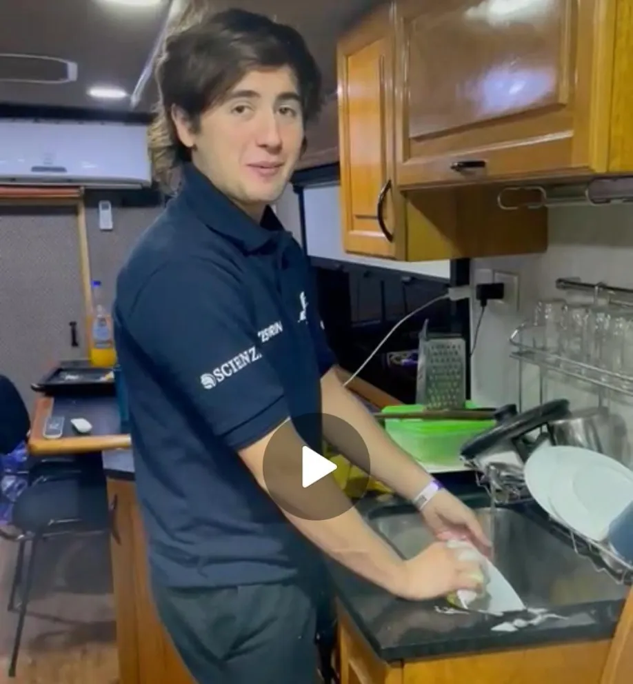 Lavando los platos, Joaquín Ochoa se prepara para la final del TC Mouras