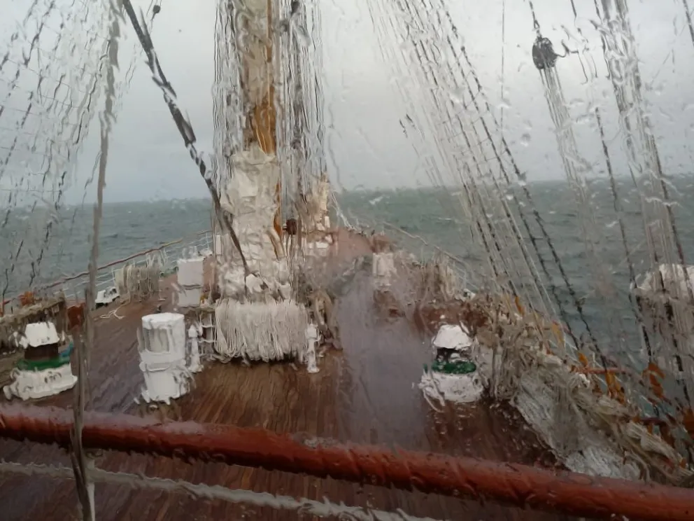 Contra viento y marea, la fragata Libertad puso proa a El Cóndor