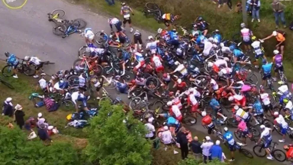 Tour de Francia: un aficionado provocó una terrible caída masiva