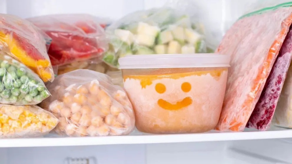 ¿Se puede volver a congelar un alimento sacado del freezer?