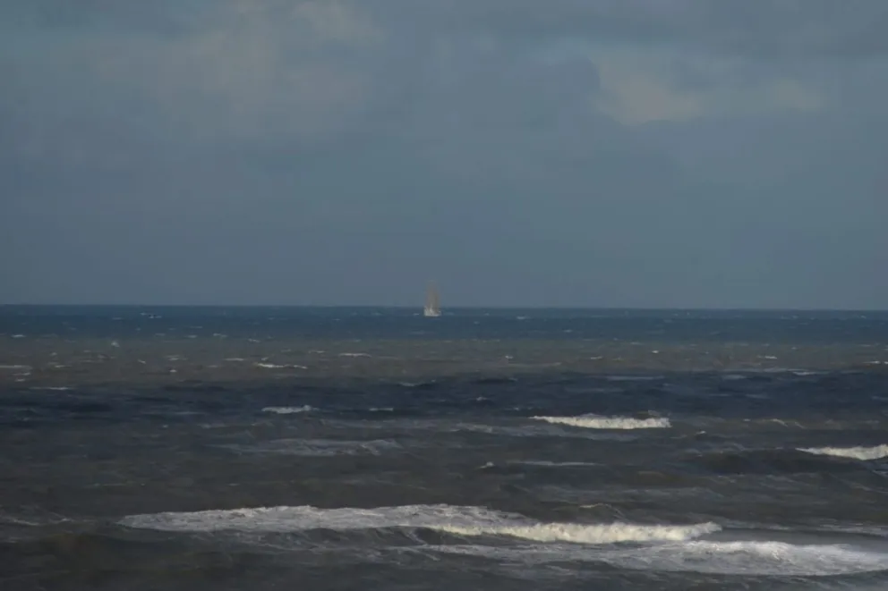 La Fragata Libertad ancló frente a El Cóndor y se observa desde la costa
