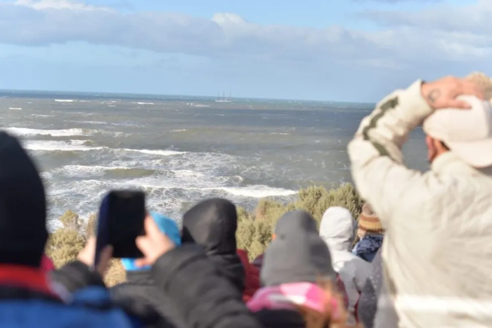 Cientos de personas apreciaron la Fragata y rindieron homenajes a Malvinas