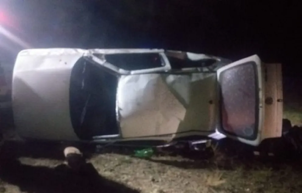 Perdió el control del vehículo, mordió la banquina y volcó en la ruta nacional 3