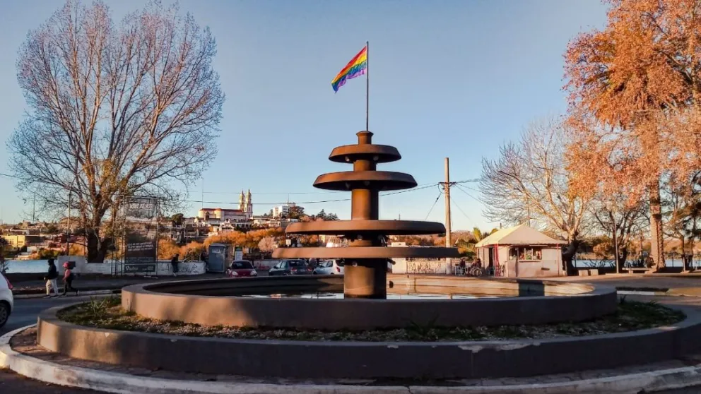 Izaron la bandera LGBT en el mástil del muelle de lanchas