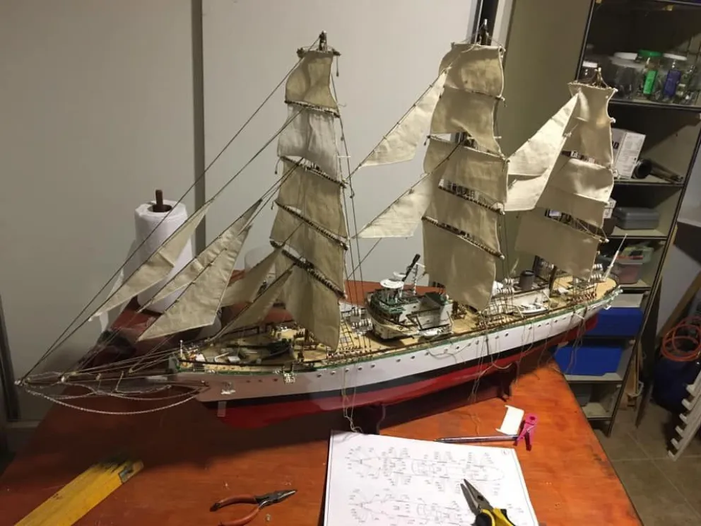 Pasó la fragata Libertad, y un aficionado al modelismo mostró su maqueta