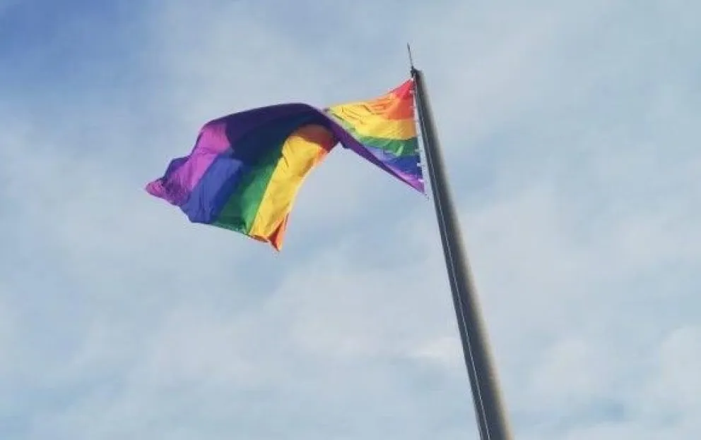 Atrasan: concejales repudiaron "enérgicamente" el izamiento de la bandera LGBTQI+ y las sendas peatonales pintadas