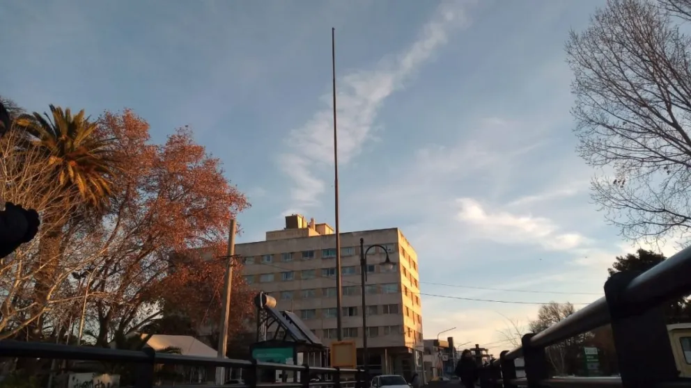 Enojo transfóbico en Viedma: desapareció la bandera LGBT del mástil del muelle