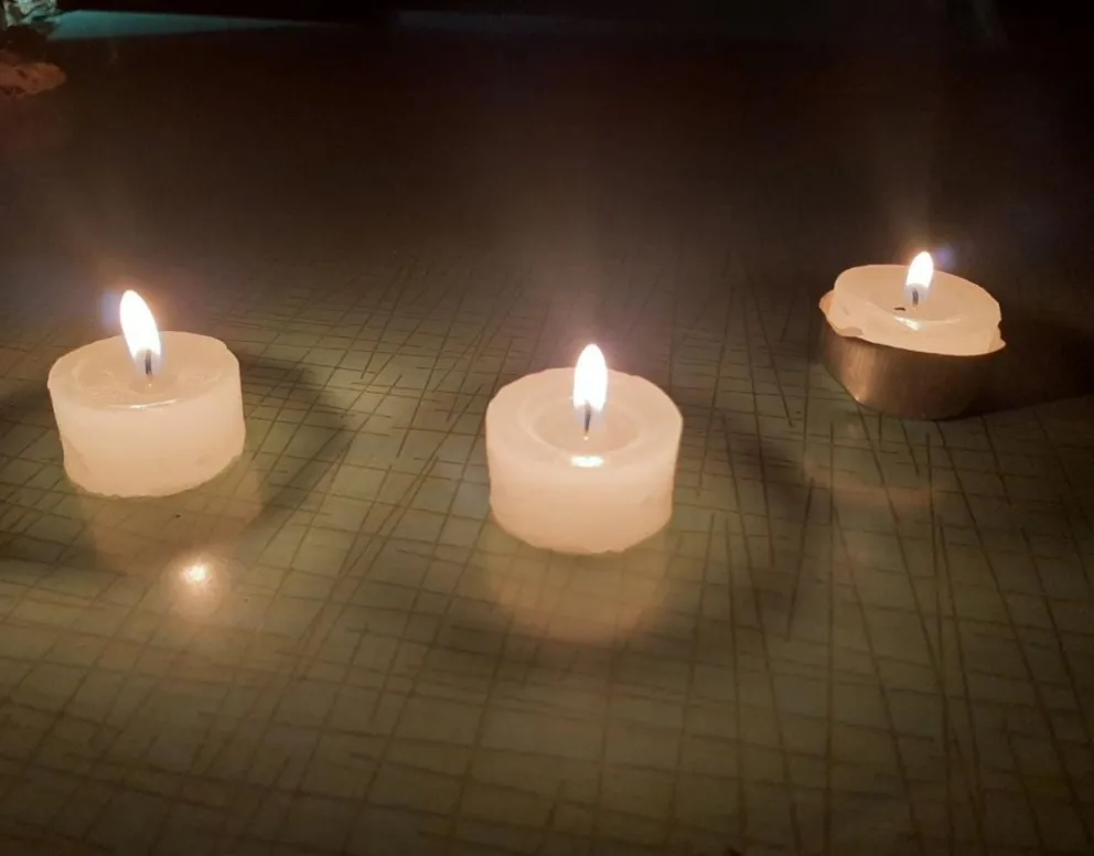Otra vez, Viedma a la luz de las velas y la luna con un apagón