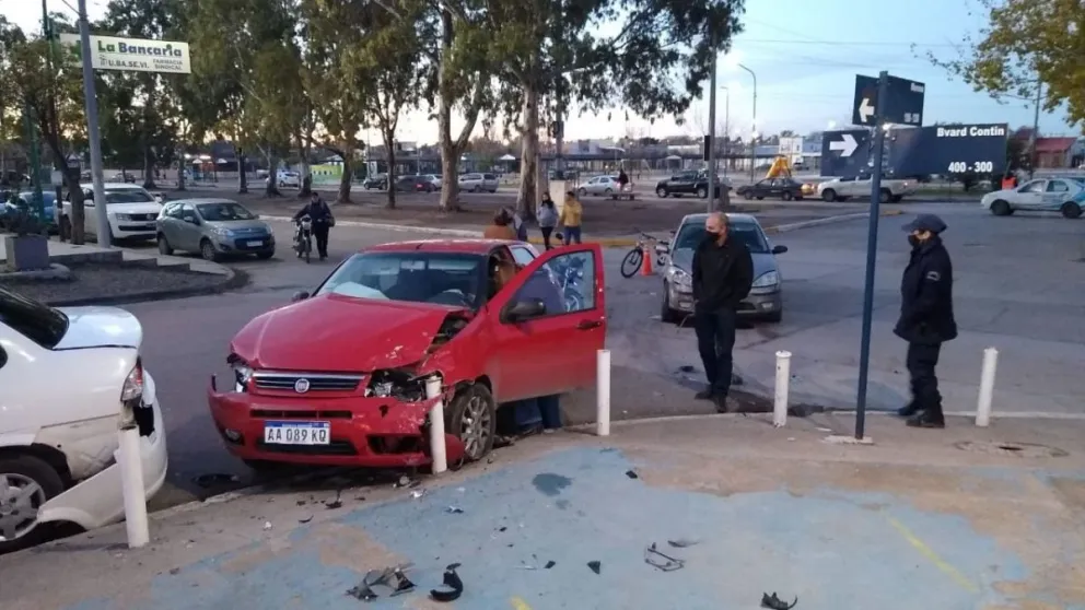Espectacular accidente con autos destrozados en una zona de alto tránsito
