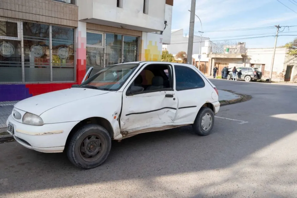 Un auto quedó doblado como una banana tras un accidente