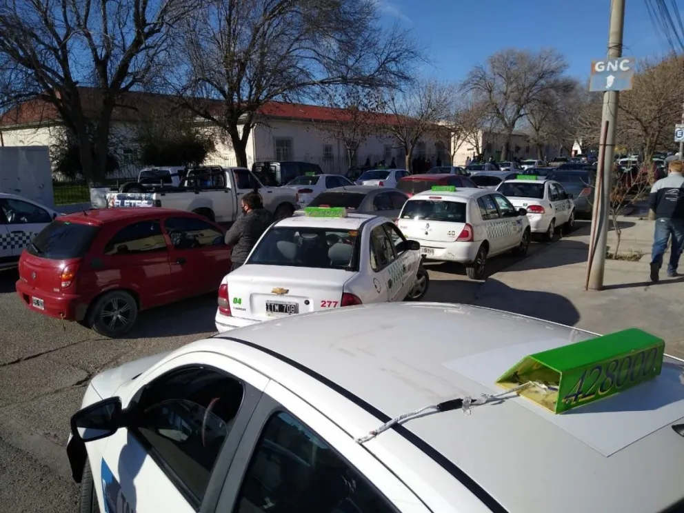 Desgarradora caravana para despedir a un taxista fallecido por covid