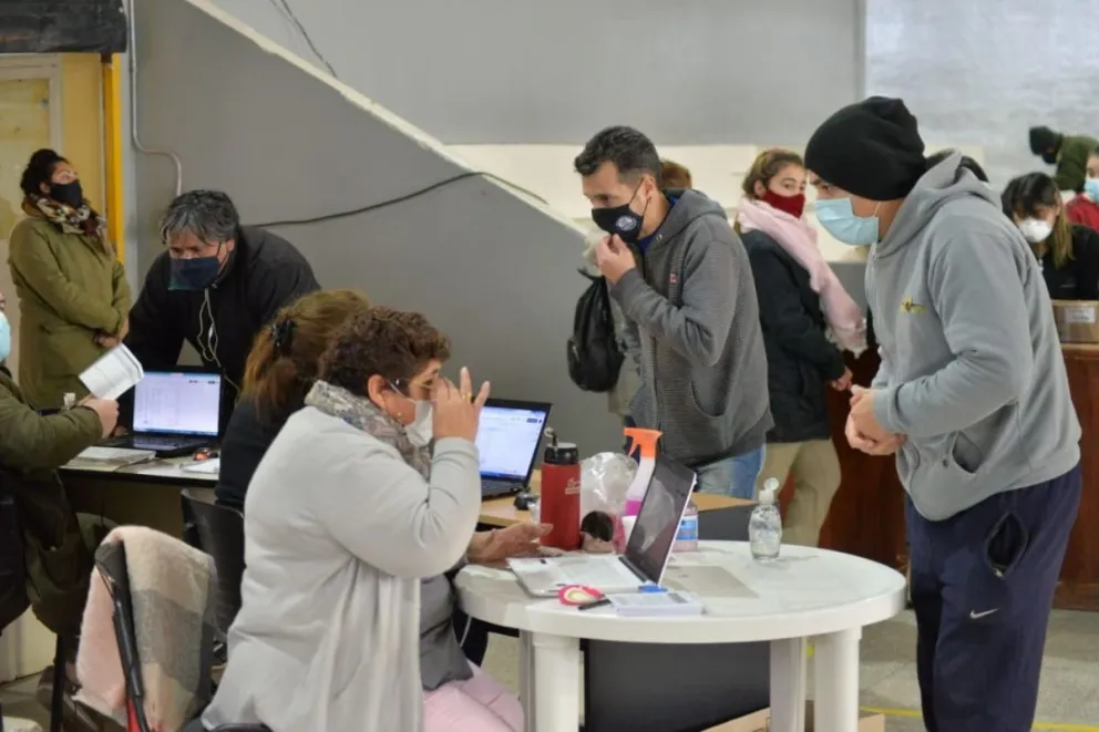 Este viernes vacunan sin turno a mayores de 35 años sanos