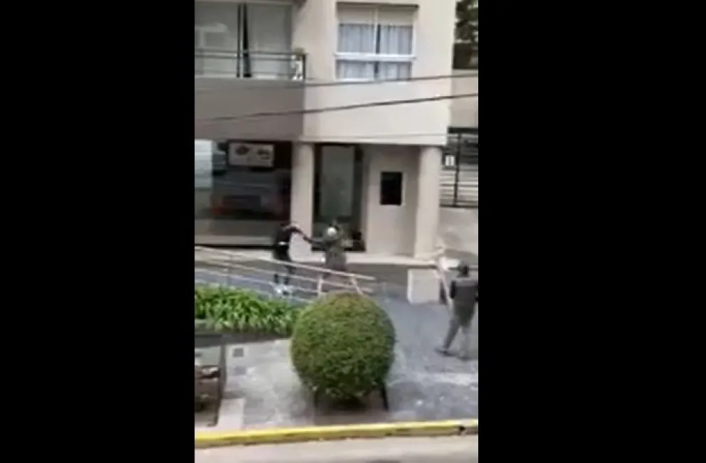 Relatos Salvajes: trompadas entre vecinos por un auto mal estacionado
