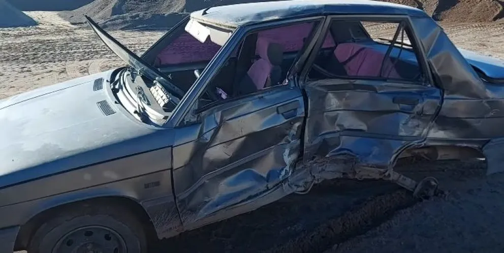 Totalmente inútiles: mirá cómo quedaron el Renault 9 y la camioneta chocados