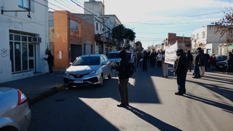Jubilados policiales: un símbolo de la persistencia buscando cobrar juicios