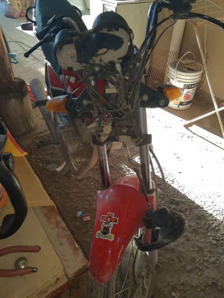 Moto destruida por un perro: lo único reconocible es una calco del Gauchito Gil