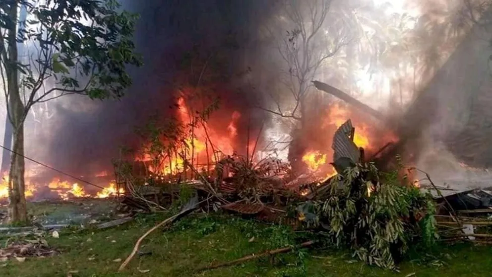 Se estrelló un avión militar en Filipinas: hay 29 muertos y 50 heridos
