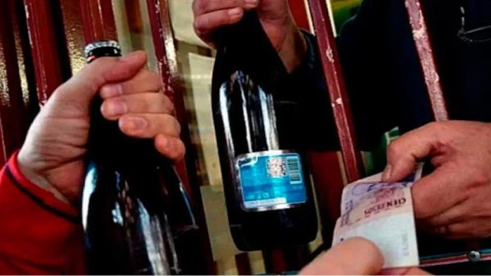Infraccionaron al titular de un clandestino que vendía bebidas en madrugada
