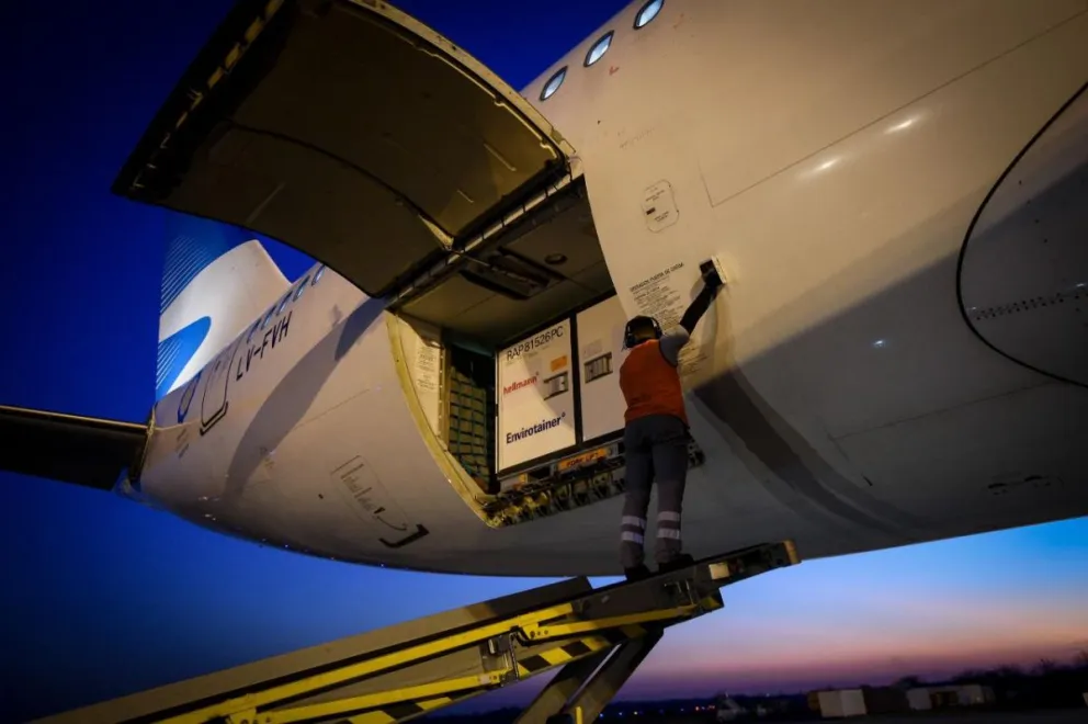 Llegó al país un vuelo con 768 mil dosis de vacunas Sinopharm