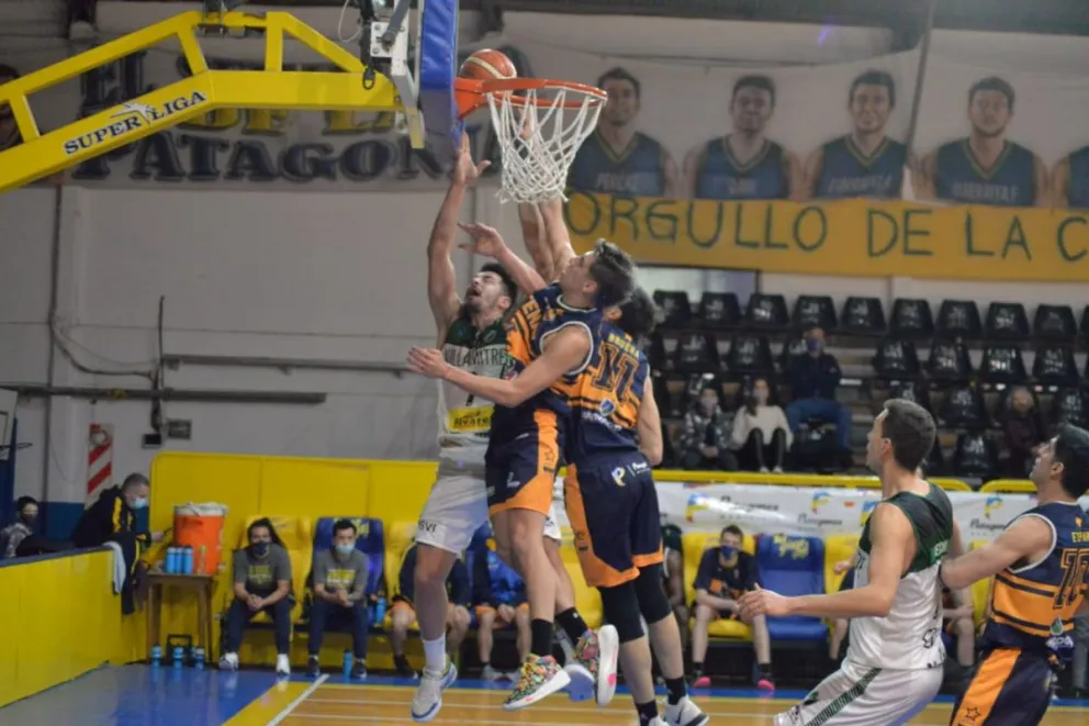 Atenas aseguró su presencia en playoffs con un final para el infarto