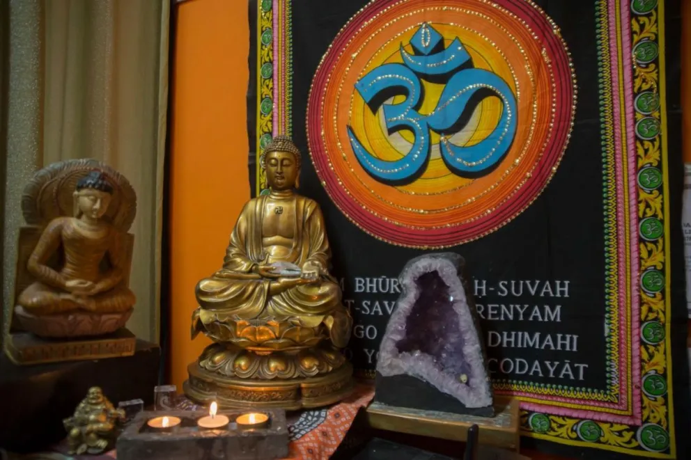 Budas, elefantes, lámparas del Himalaya: cada vez más adeptos de los símbolos orientales en Viedma