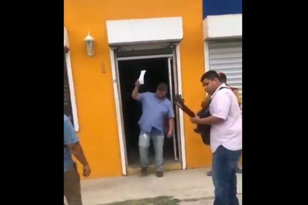 Se divorció y lo festejó con una banda de música a la salida del registro civil