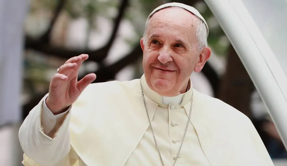 El Papa Francisco fue operado con éxito: “reaccionó bien a la intervención"