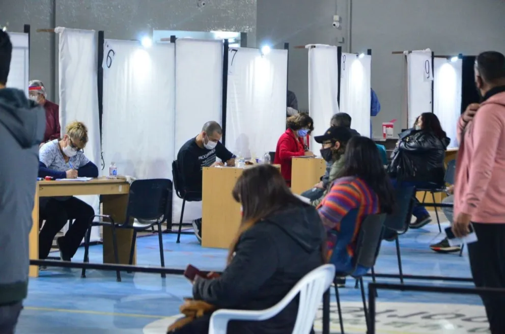 Vacunación Covid 19: hay gente con los brazos en las dos orillas
