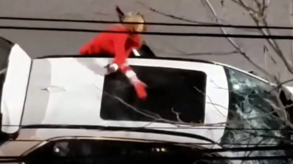 Video: con un matafuegos destrozó una camioneta de alta gama