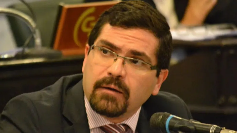 Senador correntino publica gráficos sobre el avance del covid en el país y es tendencia