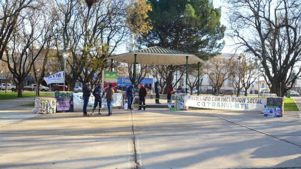 Juntaron plástico y cartón en plaza San Martín por la Ley de envases
